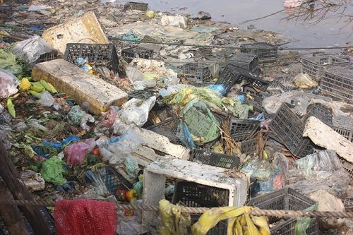 Bờ sông đầy rác sau mỗi phiên chợ