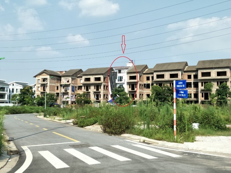 Một công trình đang tự ý thay đổi chiều cao tại Khu sinh thái Foresa Villa làm méo mó, biến dạng quy hoạch