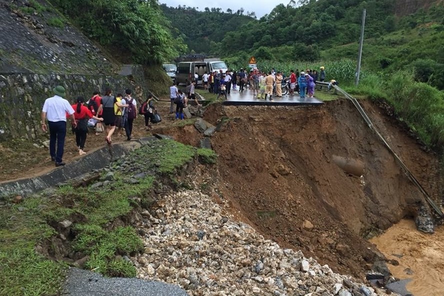 Đường giao thông bị chi cắt do sạt lở