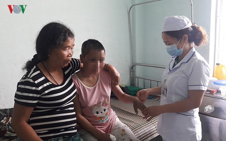 Ngày 22/7, công an huyện Đăk Glei, tỉnh Kon Tum đã vào cuộc điều tra vụ việc chị Y Nhiêu (23 tuổi, dân tộc Giẻ Triêng, nhà ở làng Pêng Siêl, xã Đak Pét, huyện Đăk Glei bị một chủ quán cà phê tên Nga ở tổ 3, phường Thống Nhất, thành phố Pleiku (Gia Lai) hà