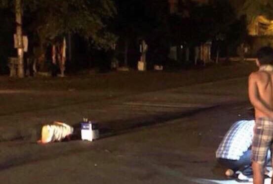 Hiện trường sau khi hai nhóm côn đồ hỗn chiến ở chân cầu Đò Quan (Nam Định) khiến một người đi đường trúng đạn tử vong.