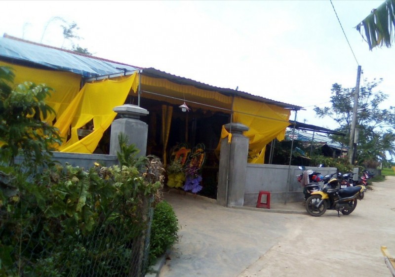 Người thân lo hậu sự cho ông N.N.C. 