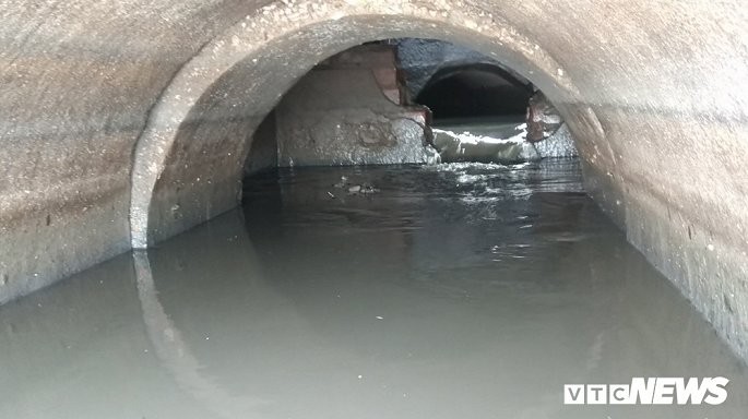 Lãnh đạo Xí nghiệp thoát nước số 1 (Công ty TNHH MTV Thoát nước Hà Nội) cho biết đã bịt lại lỗ cống xả thải ra Hồ Tây.