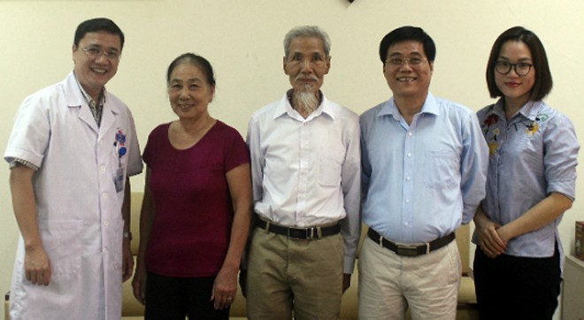 Ông Hiệu (giữa) khỏi ung thư vòm họng từ cách đây 48 năm
