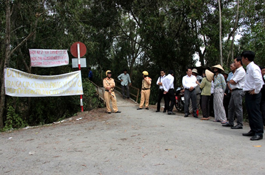 Người dân căng băng rôn, trình bày bức xúc với đại diện Sở Tài nguyên và Môi trường tỉnh Tiền Giang