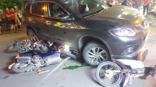 Nhiều xe máy và các nạn nhân bị lọt vào gầm xe ô tô.