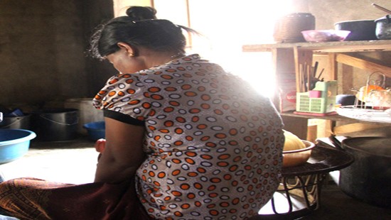 Chị Lo Thị M vẫn trong căn nhà xập xệ, chật chội mặc dù đã bán con với hy vọng “thoát nghèo”.