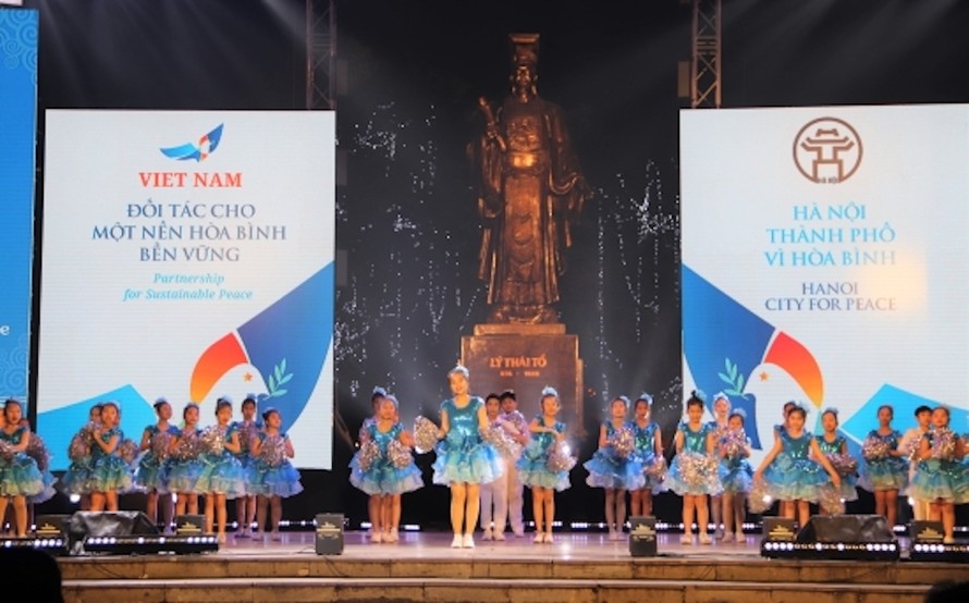 Bài hát “Tiếng chuông và ngọn cờ hòa bình” do đồng ca nhà văn hóa thiếu nhi quận Ba Đình thể hiện