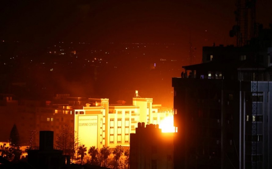 Khói lửa bốc lên sau một cuộc không kích của Israel xuống thành phố Gaza tối 25/3/2019