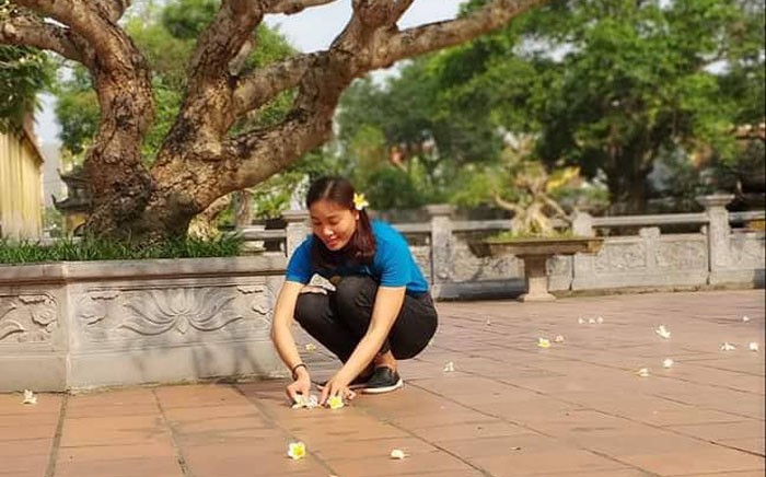 Thấy cảnh đẹp, một phụ nữ chụp ảnh làm kỷ niệm liền bị sư thầy chửi bới, đuổi ra khỏi chùa. 