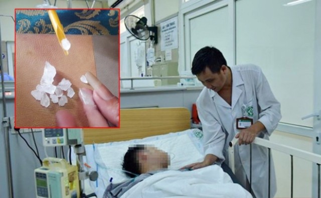 Bác sĩ thăm khám cho bệnh nhân tại Trung tâm Chống độc.