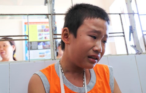 Cháu L. bị đối tượng lừa vào rừng keo rồi đánh gãy tay và lấy đi 1,2 triệu đồng.