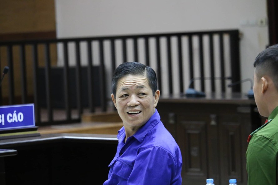 Thái độ của "ông trùm" Hưng "kính" trước khi toà tuyên án sáng ngày 26/7. 