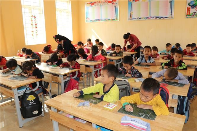 Mỗi lớp 1, 2 trường Phổ thông dân tộc bán trú Tiểu học nậm Lành, huyện Văn Chấn có thêm một trợ giảng hỗ trợ giáo viên và học sinh. Ảnh: Đức Tưởng/TTXVN