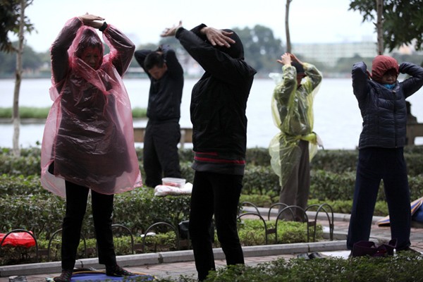 BS khuyến cáo người dân không nên đi tập thể dục quá sớm vào những ngày trời lạnh, đặc biệt là người già, người có bệnh mãn tính