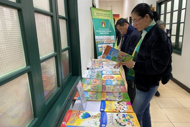 Các bộ SGK lớp 1 được trưng bày tại hội nghị trực tuyến.