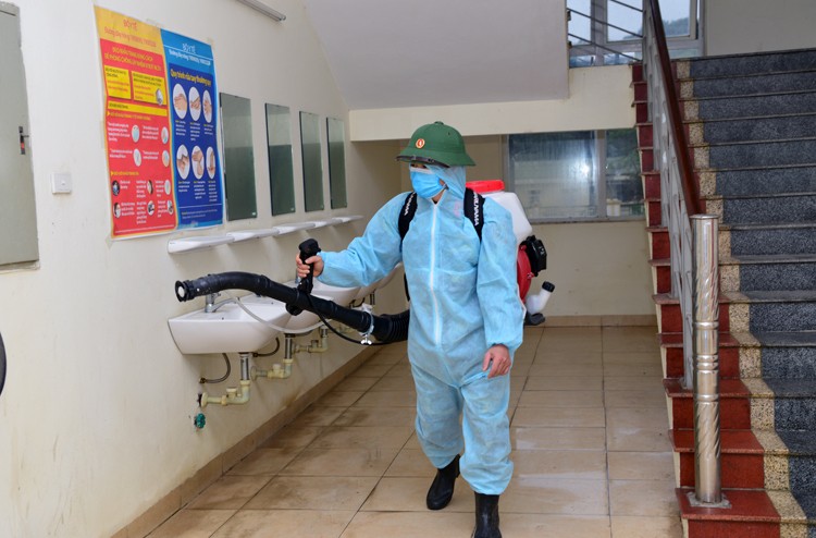 Phun thuốc khử khuẩn, giữ vệ sinh môi trường sạch sẽ để phòng dịch bệnh. (Ảnh minh hoạ).