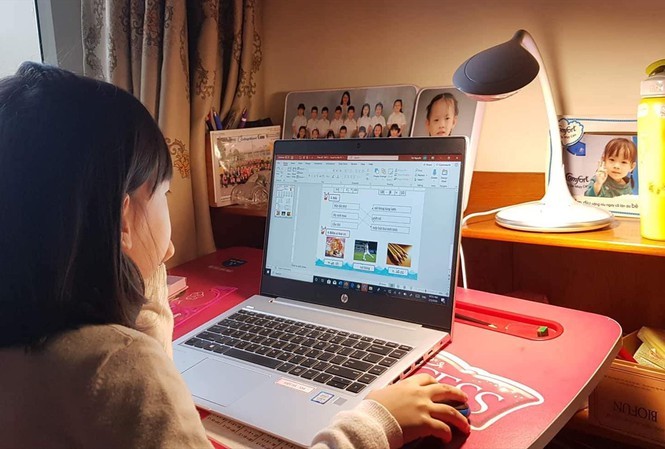 Học sinh học trực tuyến.