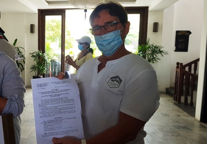 39 du khách nước ngoài hết hạn cách ly 14 tại Hội An được nhận giấy chứng nhận