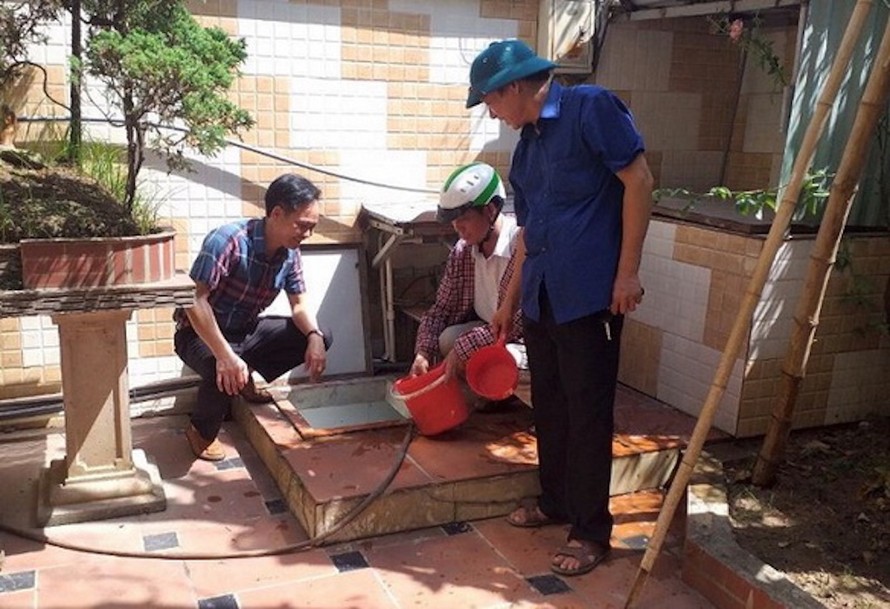 Kiểm tra bể chứa nước của hộ gia đình.