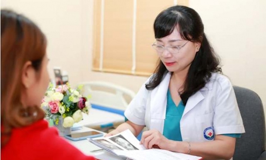 Bác sĩ thăm khám cho bệnh nhân bị vô sinh, hiếm muộn.