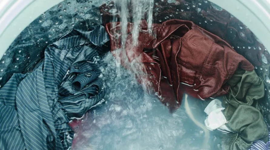 Giặt quần áo ở nhiệt độ cao có thể giúp khử trùng.