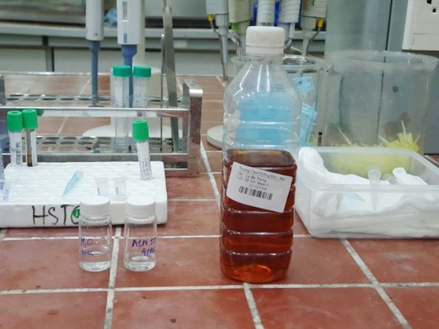 Mẫu rượu bệnh nhân uống được người nhà mang đến đem đi xét nghiệm cho thấy hàm lượng methanol là 20,21%, trong khi đó hàm lượng ethanol chỉ có 11,42%.