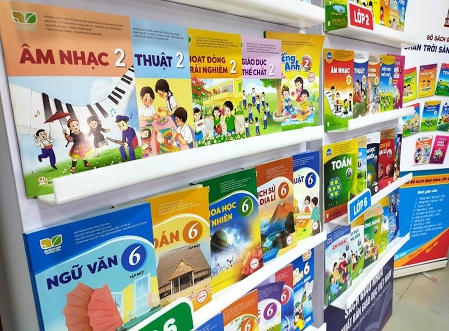 Sách giáo khoa lớp 2, lớp 6 của Nhà xuất bản Giáo dục Việt Nam. 