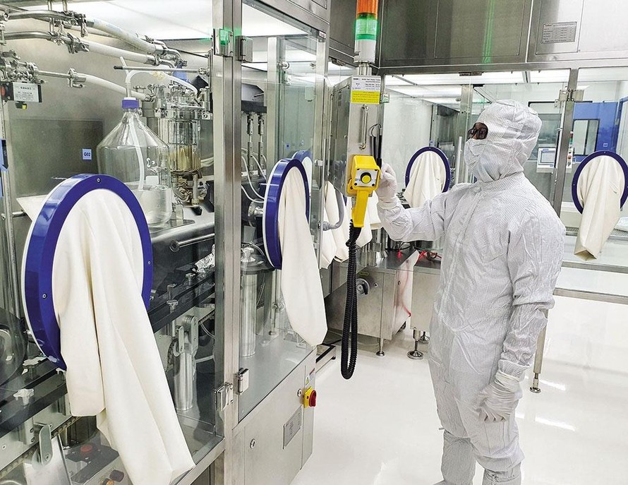 Đẩy nhanh tiến độ sản xuất vaccine phòng COVID-19 trong nước