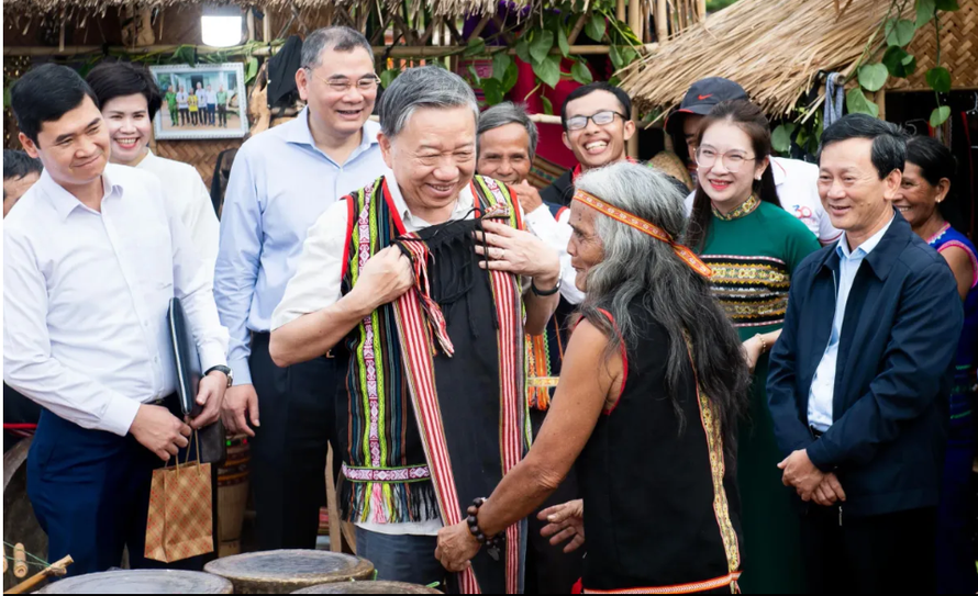 Đồng chí Tổng Bí thư Tô Lâm cùng Đoàn công tác tham quan không gian văn hóa các dân tộc tỉnh Kon Tum. (Ảnh Internet)