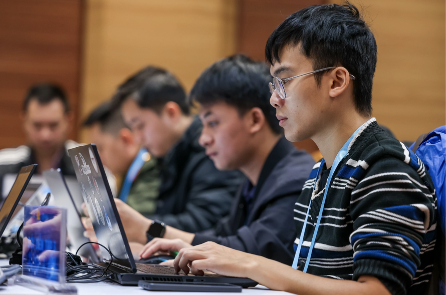 Bên cạnh những cơ hội lớn không thể phủ nhận, không gian mạng cũng đang trở thành một mặt trận mới, tiềm ẩn nhiều nguy cơ về an ninh. (Ảnh minh hoạ)