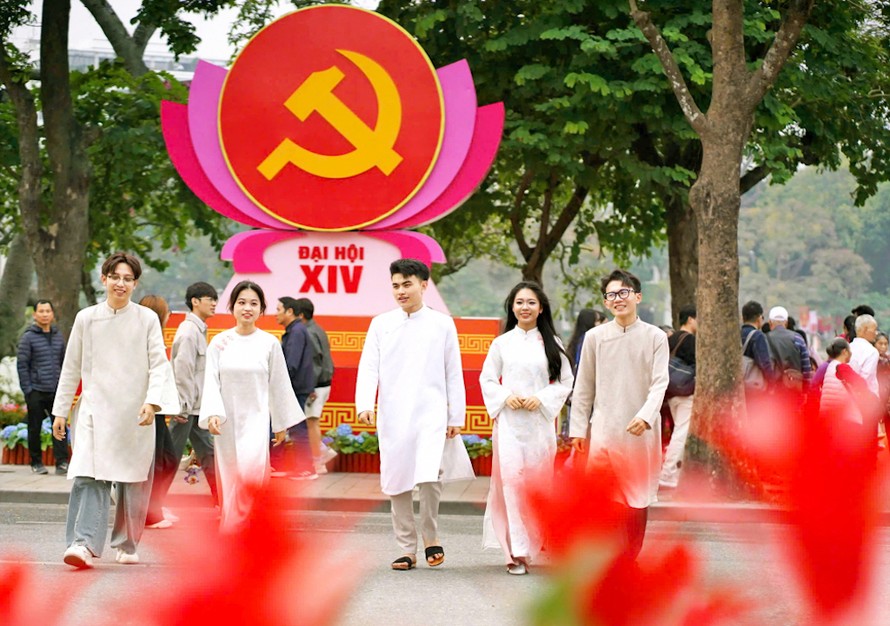 Giới trẻ TP Hà Nội lưu lại hình ảnh đẹp tại phố đi bộ Hồ Gươm trong không khí chào mừng Đại hội Đại biểu toàn quốc lần thứ XIV của Đảng.