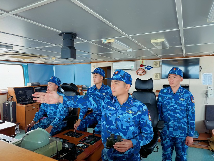 Cán bộ, chiến sĩ tàu CSB 7011 (Hải đội 322, Hải đoàn 32) trực quan sát trên biển. Ảnh: TTXVN phát