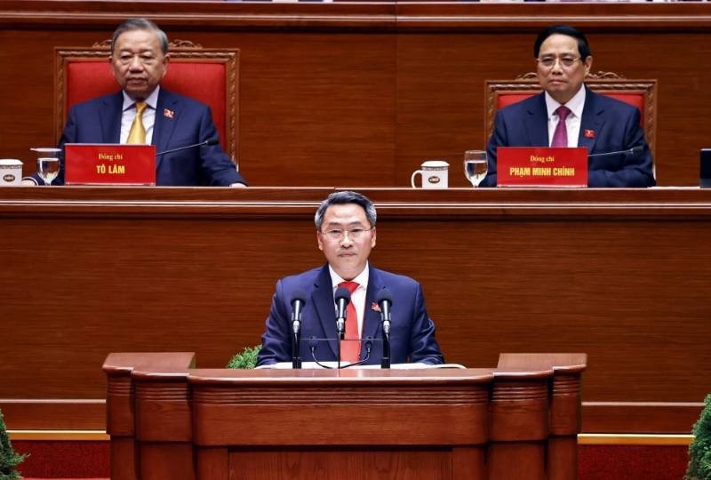 Đồng chí Nguyễn Mạnh Hùng, Phó Giám đốc Học viện Chính trị quốc gia Hồ Chí Minh, trình bày tham luận “Hoàn thiện lý luận về đường lối đổi mới của Đảng trong kỷ nguyên vươn mình của dân tộc”. Ảnh: TTXVN