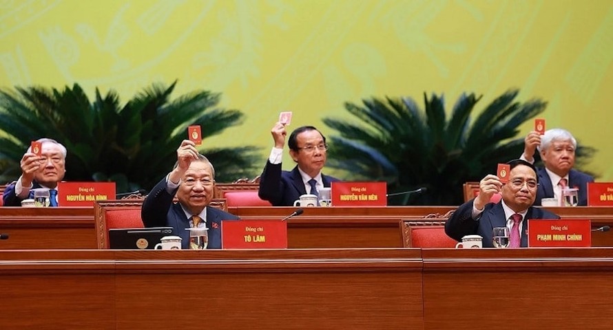 Đại hội XIV của Đảng biểu quyết thông qua điều chỉnh chương trình Đại hội, chiều 21/1. Ảnh: TTXVN