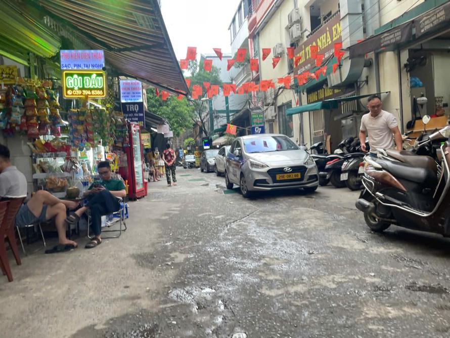 Khu vực ngõ 54 phố Nguyễn Chí Thanh (đoạn giáp với Bệnh viện Nhi Trung ương), vẫn tồn tại tình trạng hàng quán lấn chiếm vỉa hè, lòng đường để kinh doanh và trông giữ xe