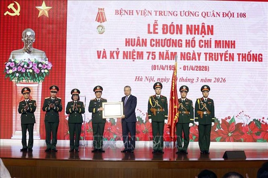 Tổng Bí thư Tô Lâm, Bí Quân ủy Trung ương trao Huân chương Hồ Chí Minh tặng Bệnh viện Trung ương Quân đội 108. Ảnh: Thống Nhất/TTXVN