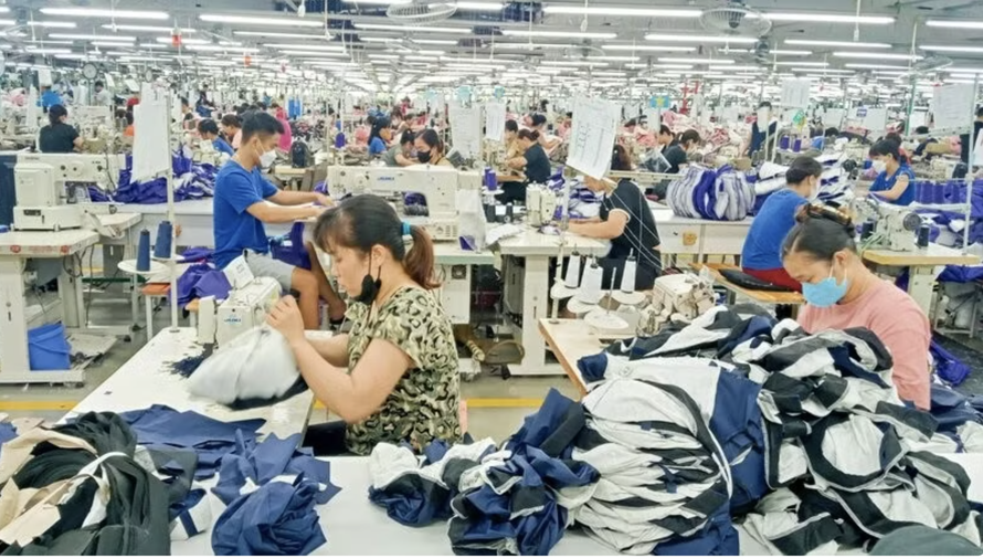 Công ty cổ phần Đầu tư và Thương mại TNG đang nỗ lực giảm tối đa tác động của biến động xăng, dầu đối với sản xuất hàng may mặc xuất khẩu. 