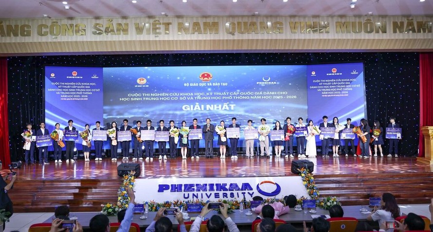 Thứ trưởng Thường trực Bộ Giáo dục và Đào tạo Phạm Ngọc Thưởng trao giải Nhất cho các học sinh đạt giải. 