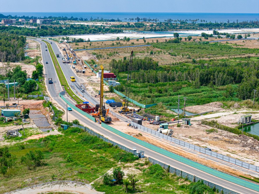 Toàn cảnh công trường thi công trục đại lộ ĐT.975 mở rộng.