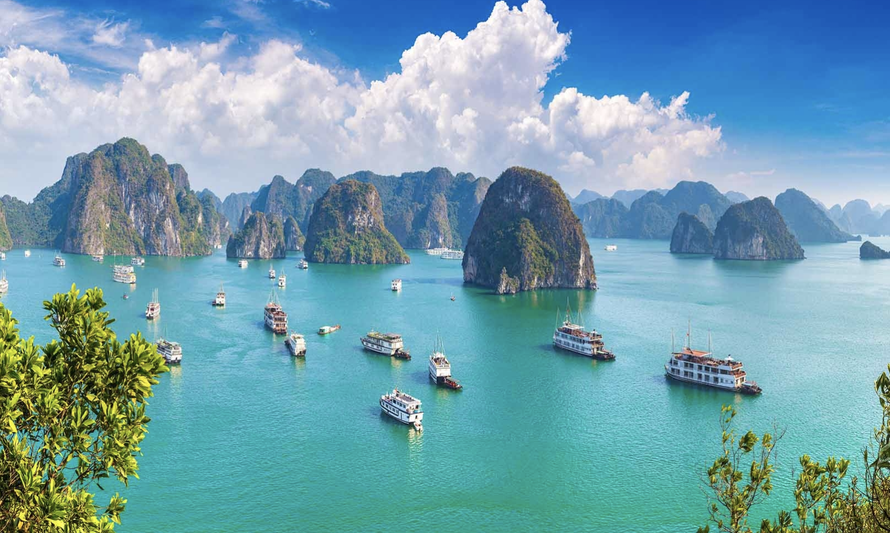 Tại vịnh Hạ Long, du thuyền là hình thức du lịch truyền thống. 