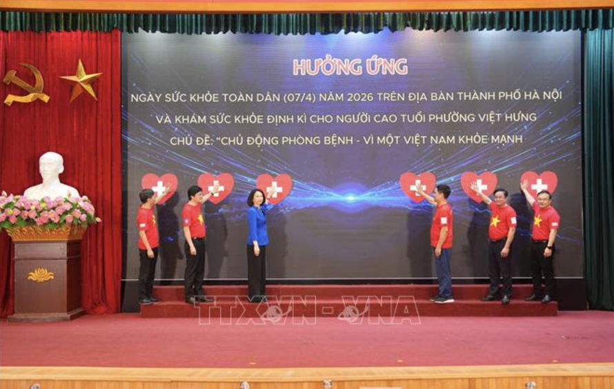 Các đại biểu thực hiện nghi thức phát động Ngày Sức khỏe toàn dân của thành phố Hà Nội.