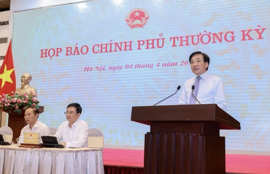 Bộ trưởng, Chủ nhiệm Văn phòng Chính phủ Trần Văn Sơn chủ trì họp báo Chính phủ thường kỳ. 