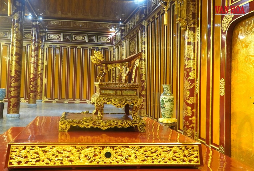 Bảo vật quốc gia Ngai vua triều Nguyễn được trưng bày tại điện Thái Hòa - Đại Nội Huế trước thời điểm bị xâm hại gây hư hỏng