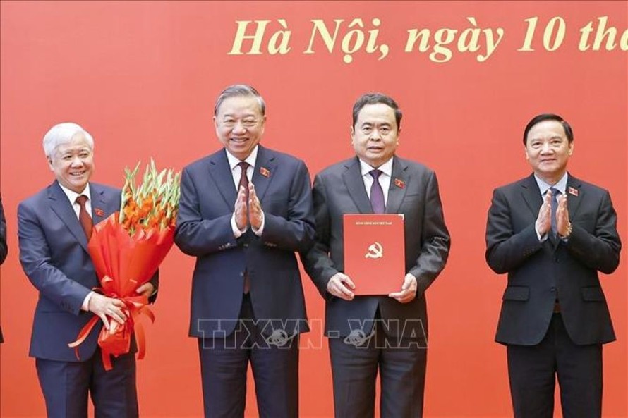 Tổng Bí thư, Chủ tịch nước Tô Lâm trao Quyết định của Bộ Chính trị về việc chỉ định Ban Chấp hành, Ban Thường vụ, Bí thư, Phó Bí thư Đảng uỷ Quốc hội nhiệm kỳ 2025 -2030 cho Chủ tịch Quốc hội Trần Thanh Mẫn và các Phó Chủ tịch Quốc hội. Ảnh:TTXVN