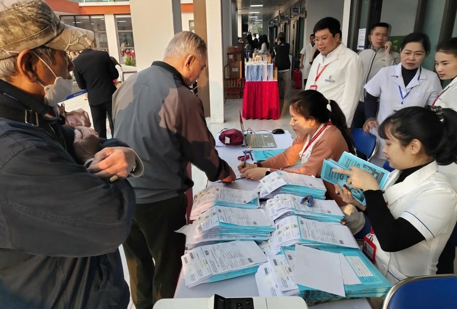 Bác sĩ bệnh viện tuyến trên xuống tuyến dưới khám bệnh cho người dân. 