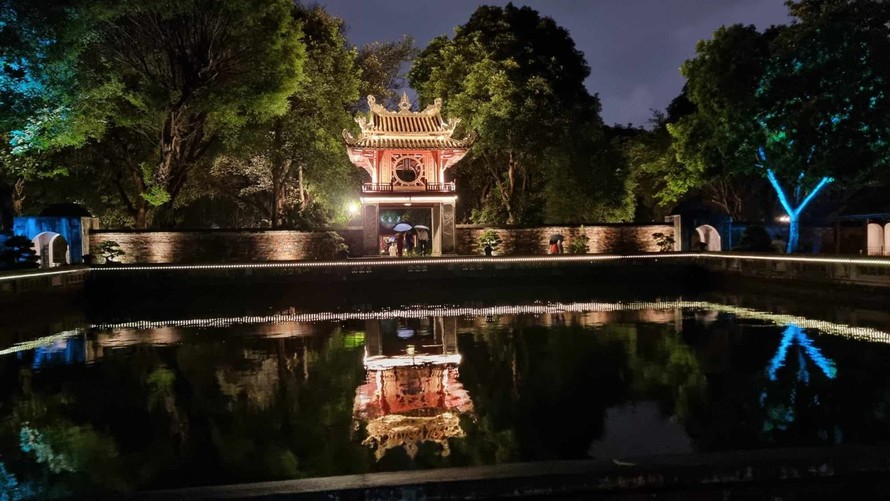 Khuê Văn Các mang sắc màu mới vào ban đêm.