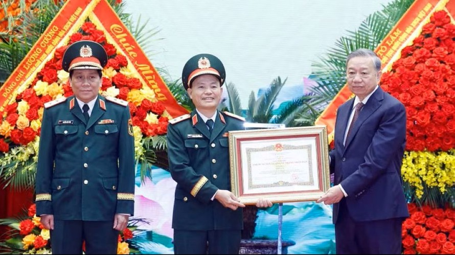 Tổng Bí thư, Chủ tịch nước Tô Lâm, Bí thư Quân ủy Trung ương trao Danh hiệu Anh hùng Lực lượng vũ trang nhân dân tặng Quân khu 3. 