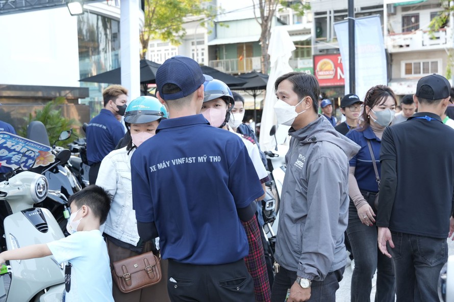 Sự kiện “Đổi xăng lấy điện - Cùng VinFast kiến tạo tương lai xanh” thu hút đông đảo người dân ngay từ ngày đầu.