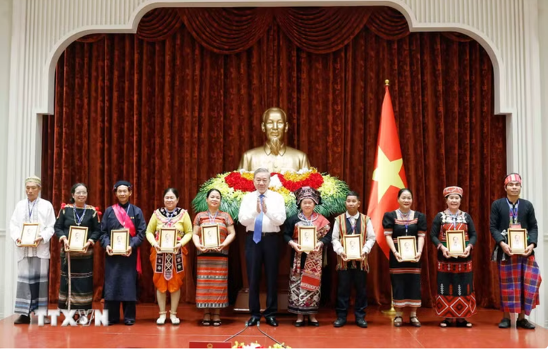 Tổng Bí thư, Chủ tịch nước Tô Lâm tặng chân dung Chủ tịch Hồ Chí Minh cho các già làng, trưởng bản, nghệ nhân, người có uy tín tiêu biểu toàn quốc.